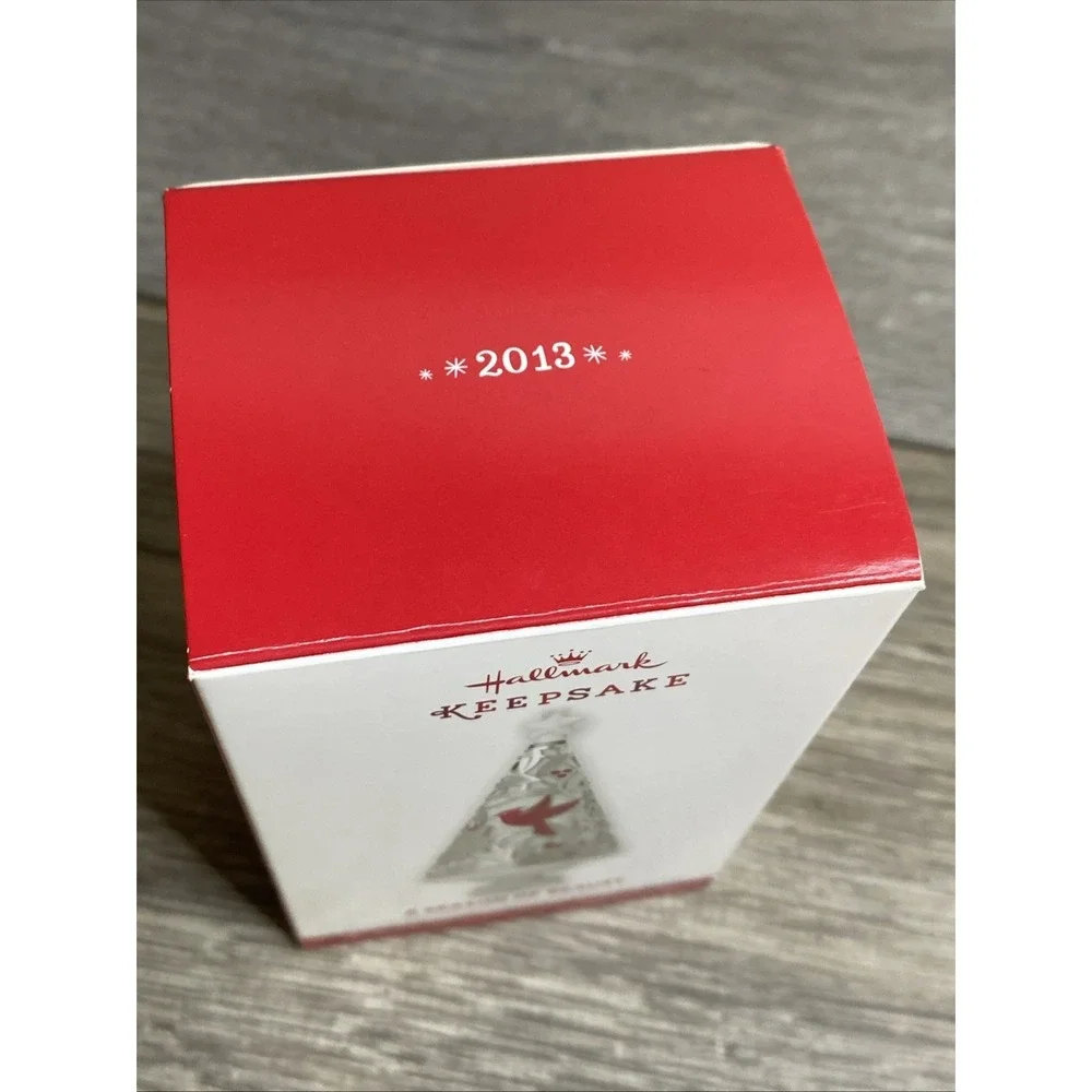A Season Of Beauty Hallmark Ornament 2013, Tree Cardinal, Porcelain & Metal‎